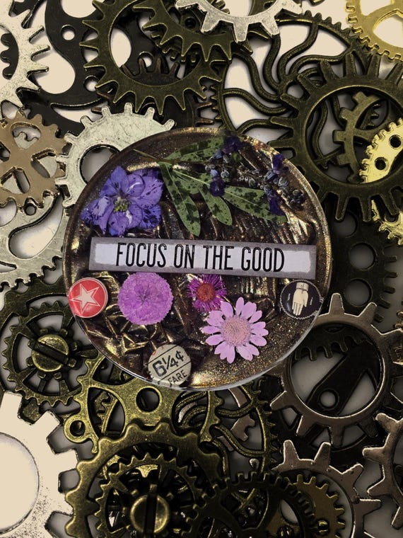 4 × 2 inch coaster Focus on the Good buttons dried flowers paperweight bumpers 2 inchs deep