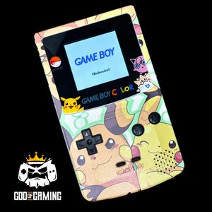 Op de afbeelding: Een gele, groene en bruine Game Boy Color met een Pokemon-thema. Het scherm toont "GAME BOY" en "Nintendo". De tekst "GAME BOY COLOR" is afgedrukt op de voorkant van het apparaat.