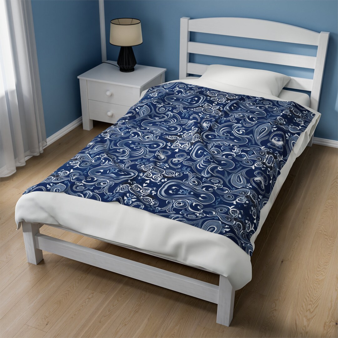Soft Damaskstyle Blue & White Blanket, Plush Blanket Blue White Damask