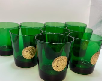 Exclusivo juego de 9 vasos verdes vintage de Byrrh & Dubonnet, artículos de bar franceses de mediados de siglo, en perfecto estado, con medallones del león de Thuir de los Reyes de Francia.