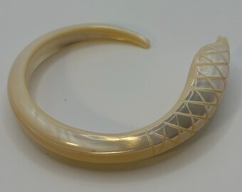 Brazalete vintage de nácar con forma de serpiente, brazalete de concha tallado a mano, joyería simbólica de renovación y renacimiento, en perfecto estado.