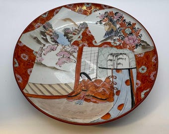 Plato Kutani japonés antiguo del período Meiji, 21,5 cm, porcelana pintada a mano, con paisaje de geishas en rojo y dorado, decoración de aves y flores.