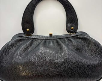 Bolso vintage de cuero negro con asa superior de los años 60, bolso de mano con marco retro, bolso clásico de mediados de siglo, bolso vintage minimalista.