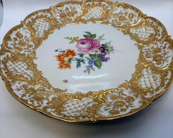 Plato antiguo de porcelana de Meissen de 30 cm, con gran relieve dorado y flores pintadas a mano, plato de porcelana alemana Prunkteller, finales del siglo XIX.