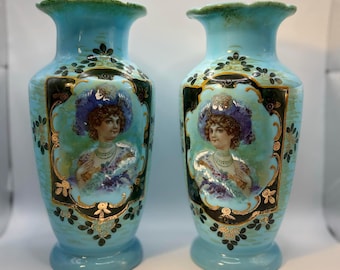 Jarrones antiguos franceses de cristal opalino (par), retrato pintado a mano, decoración victoriana en esmalte, cristal azul lechoso, Belle Époque, década de 1900.