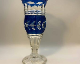 Jarrón vintage de cristal tallado azul cobalto Val Saint Lambert, vidrio artístico belga, años 50-60, 20 cm de alto.