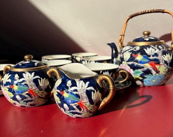 Juego de té vintage Kutani de Japón, 15 piezas - Porcelana pintada a mano en azul cobalto y dorado - Servicio de té de porcelana japonesa color cáscara de huevo