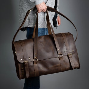 Distressed leather travel bag in brown