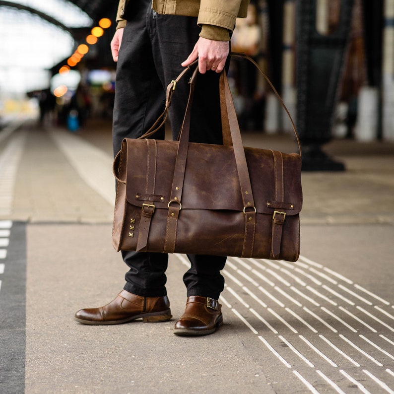 Brown vintage leather bag for men and women. Great for traveling, weekend trips.