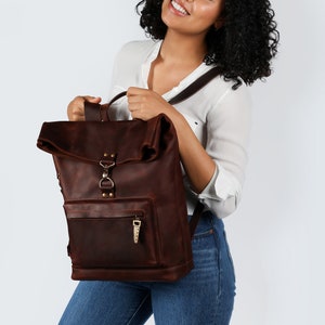 The backpack, designed for both men and women, is made from high-quality full-grain cowhide leather, known for its durability and ability to withstand rainy weather typical of Dutch climates.