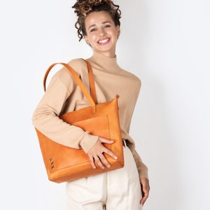 Leather shoulder bag in camel for your mood and comfy