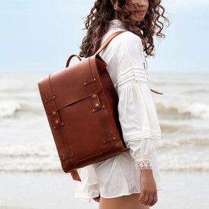 The backpack is made of thick, vegetable-tanned leather, offering a natural shimmer and pleasant feel.
