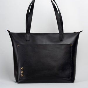 The bag combines style and functionality. It fits any style of clothing and is roomy.
