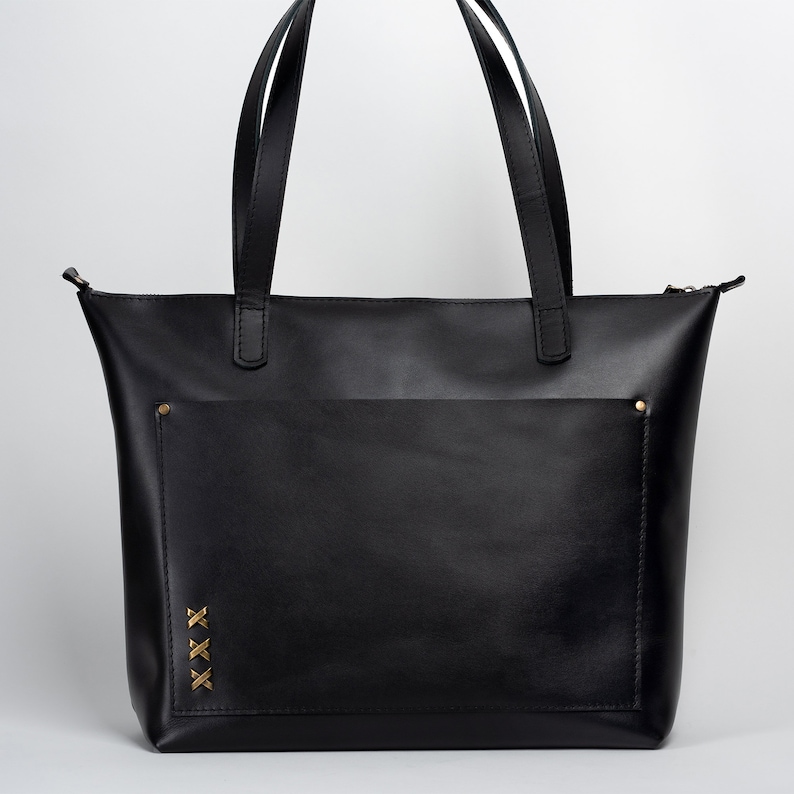 The bag combines style and functionality. It fits any style of clothing and is roomy.