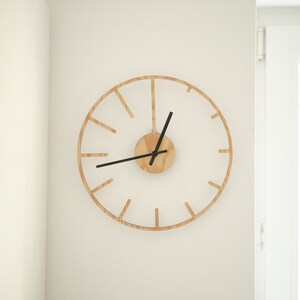 Schlichte runde zeitlose Wanduhr für dein Zuhause aus Holz gelasert mit stillem hochwertigem Uhrwerk. Für Wohnzimmer, Schlafzimmer, Küche...