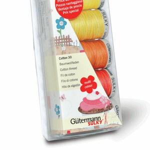 Pode incluir: Um pacote de quatro rolos de fio Gutermann Sulky Cotton 30 em amarelo, laranja e vermelho. A embalagem apresenta um rótulo de vantagem de preço e uma ilustração de cupcake multicolorido.