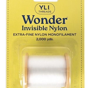 以下が含まれることがあります： 黄色い背景にYLI Threadsのロゴが入った、白いWonder Invisible Nylon糸の糸巻き。2,000ヤード、極細ナイロンモノフィラメントです。