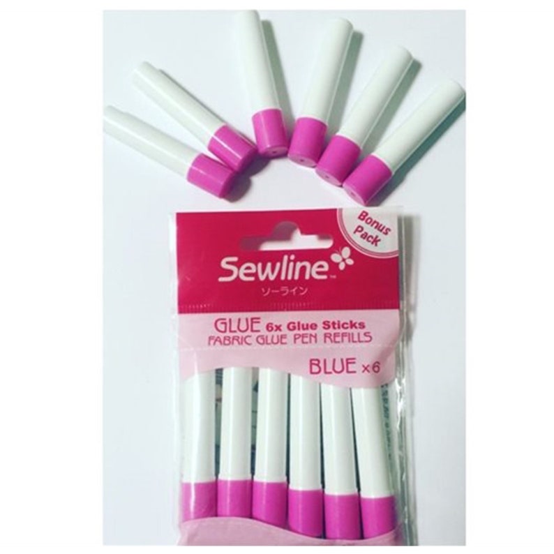 K&ouml;nnte beinhalten: Eine Packung mit sechs blauen Stoffklebestift-Nachf&uuml;llungen von Sewline. Die Verpackung ist rosa und wei&szlig; mit dem Text "Sewline" und "Glue 6x Glue Sticks Fabric Glue Pen Refills Blue x 6".