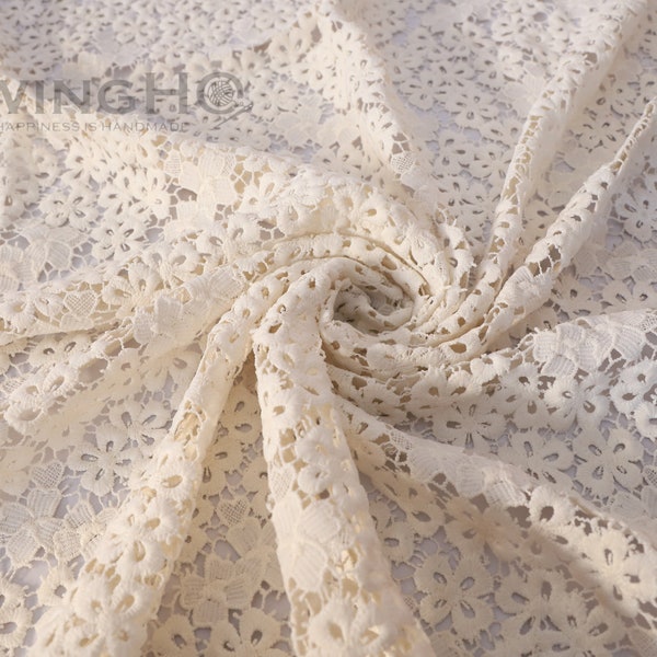 Beau tissu de dentelle florale blanche pour robe de mariée avec festons festonnés en France