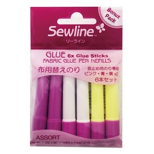 Könnte beinhalten: Sewline Klebestift-Nachfüllungen für Stoffklebestift, 6er-Pack. Die Packung enthält 2 rosa, 1 blaue und 2 gelbe Klebestift. Die Verpackung trägt die Aufschrift "Bonus Pack" und "Assort Pink/Blue/Yellow x 2".