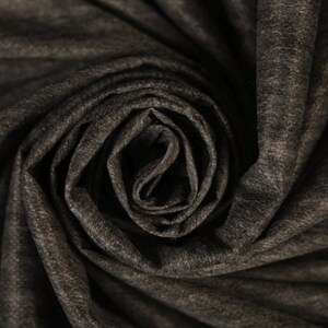 Peut inclure: Gros plan sur un tissu gris foncé plié en forme de spirale, ressemblant à une rose.