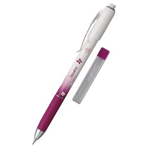 Peut inclure: Un crayon mécanique blanc et rose avec une gomme rose et un motif papillon. Le crayon est marqué "Sewline" et est livré avec un paquet de mines de recharge.