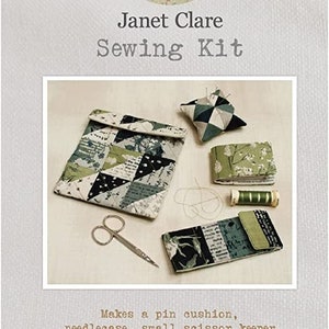 Op de afbeelding: Een naaiset met een naaldkussen, een naaldenkoker, een kleine schaarhouder en een kleine projectdoos. De set is gemaakt van stof met een patchwork-ontwerp in tinten groen, zwart en wit.