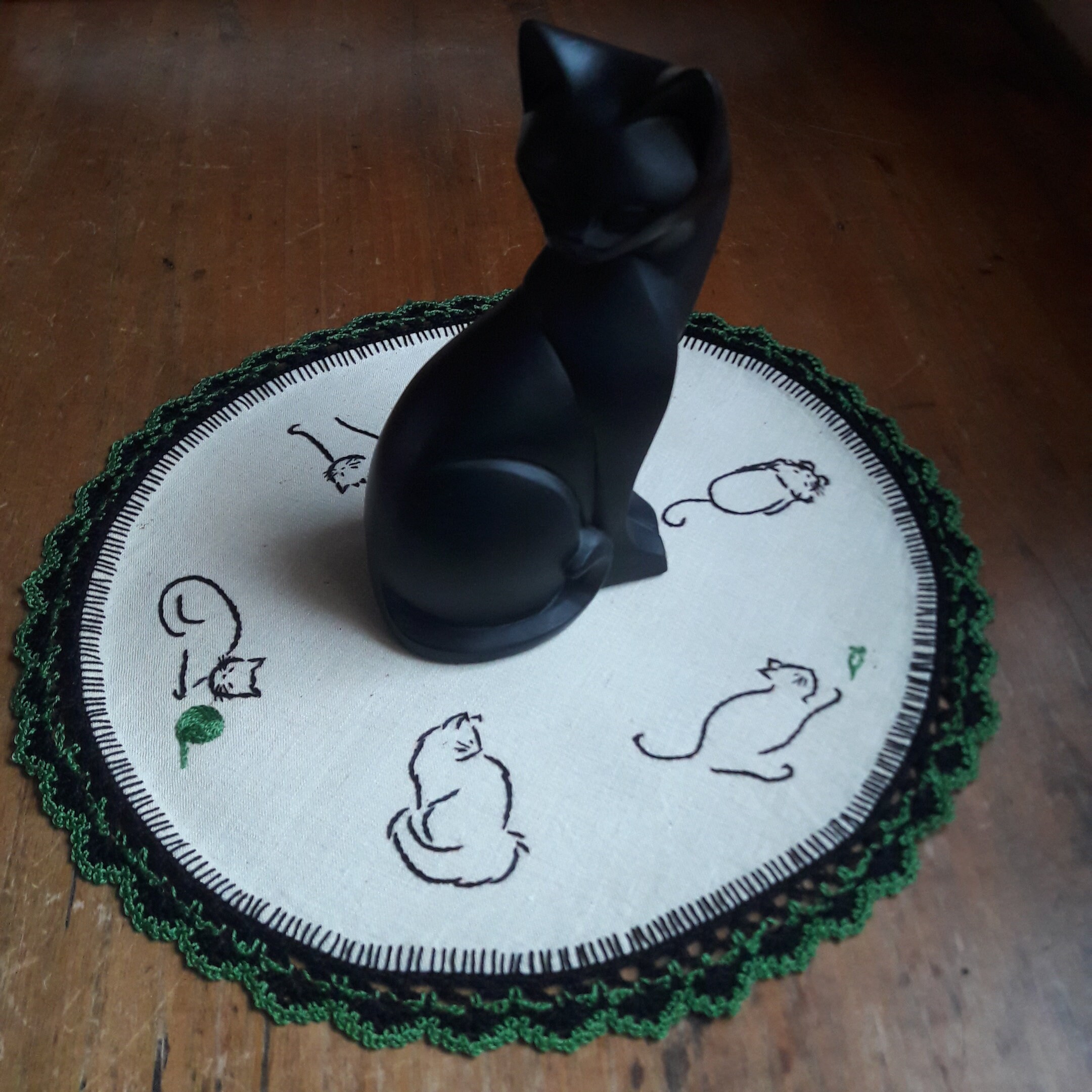 Napperon Rond Toile en Lin Rustique Bordée de Crochet Noir et Vert Le Thème Du Chat