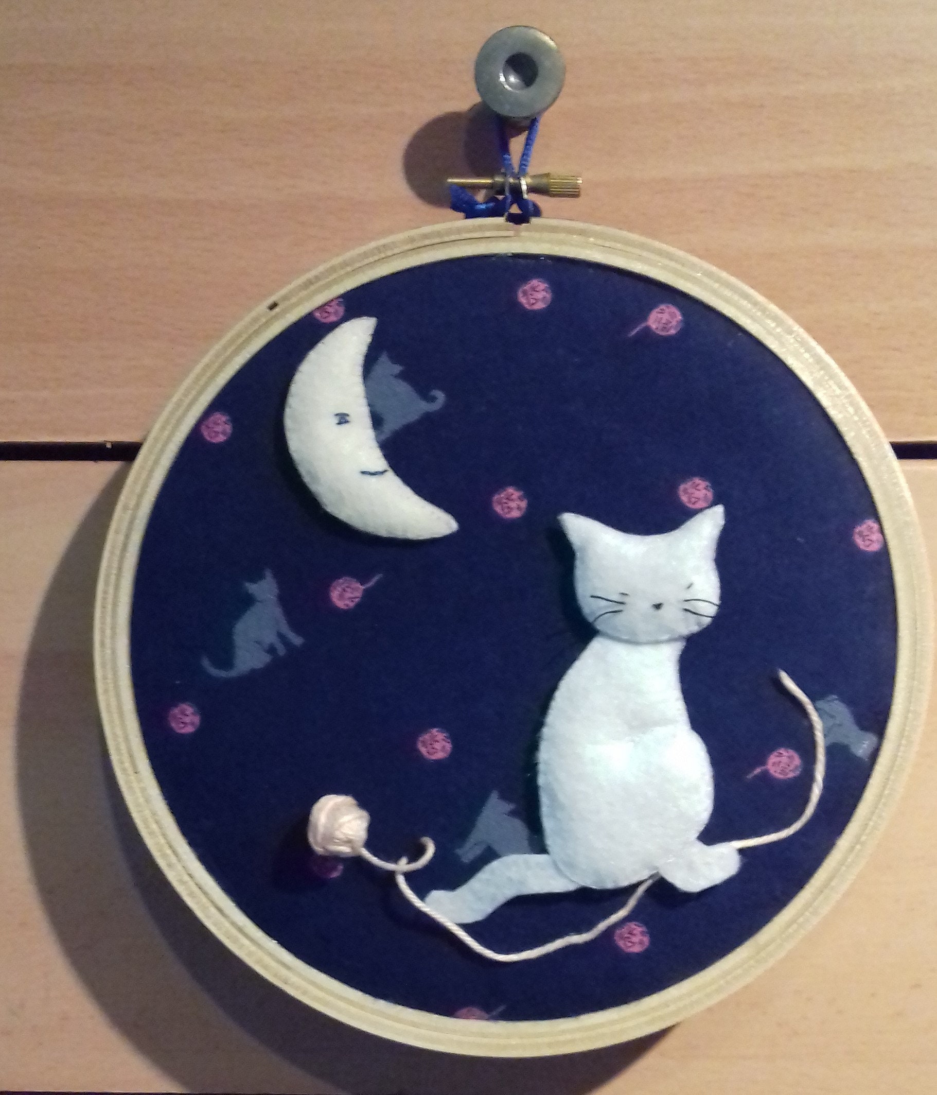 Cadre Décoration Chambre d'enfant Le Chaton et La Pelote de Laine , Scénette 3D en Feutrine