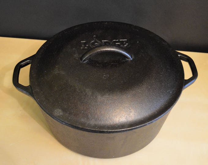 Vintage Lodge Cast Iron Dutch Oven, 8 DOL, 10 1/4 Size, Cast Iron Pot With Lid, 45 Quart, Made