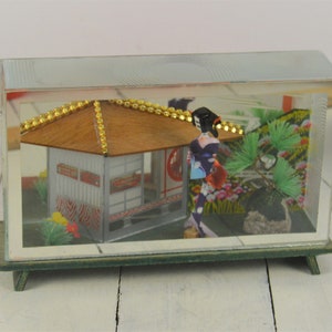 Vintage Japanese Diorama With Geisha and House, Glass Box with Back Mirror Wood Base, 4 5/8&quot;, Outdoor Garden Scene, Made in Japan