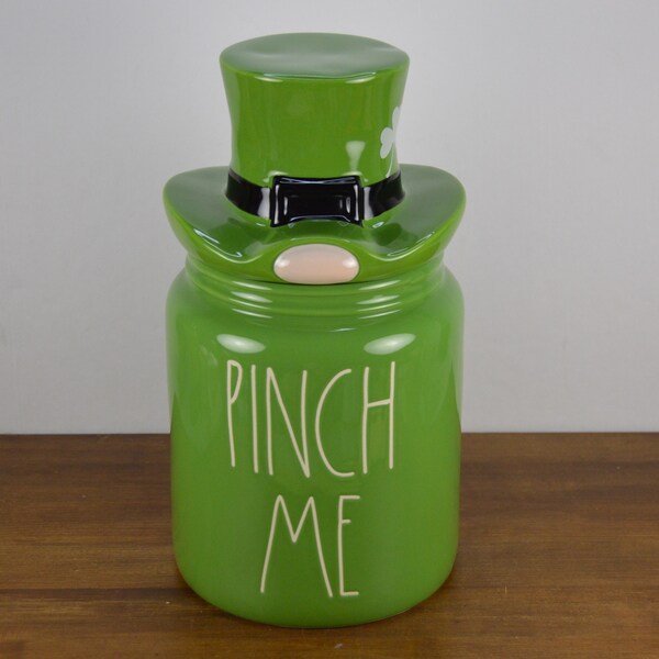 Rae Dunn PINCH ME Tarro de galletas con bote de duende irlandés de 10", verde del día de San Patricio, sombrero de copa con tapa para la nariz que se asoma, ¡lindo!