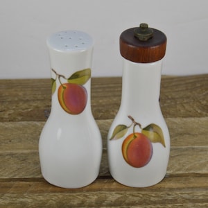 Royal Worcester EVESHAM Salt and Pepper Mill Set 4.75", White with Fruit, Salt "S" Pepper Wood Top Metal Knob, Used