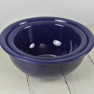 Set of 2 Pyrex Dark Blue Mixing Bowls, 322 323, 7&quot; 8.25&quot;, 1 - 1.5 Liters, Clear Bottom, Navy Indigo Blue Glass Nesting Bowls