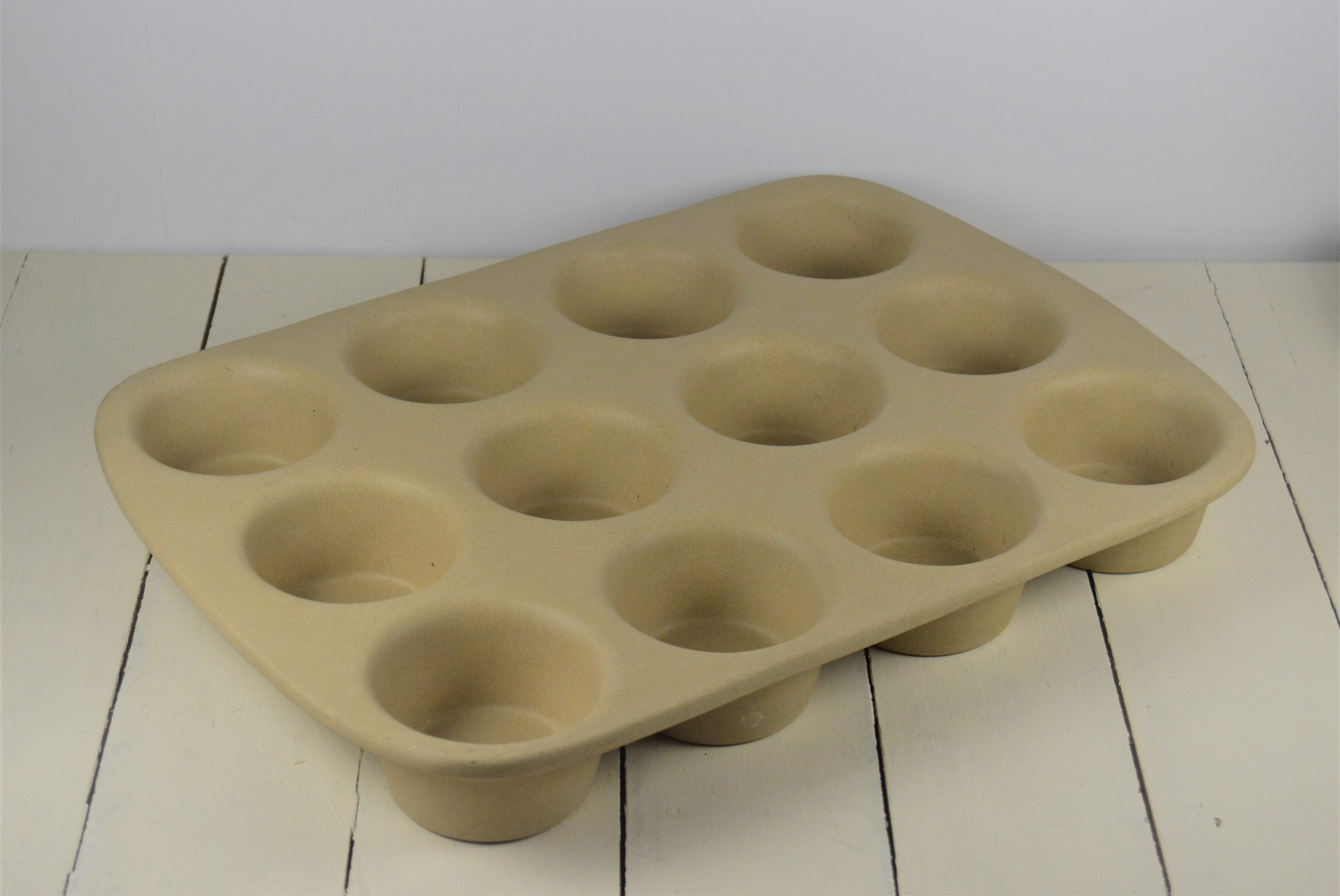 The Pampered Chef Cupcake Muffin Pan Baker, Dozen 12 Section