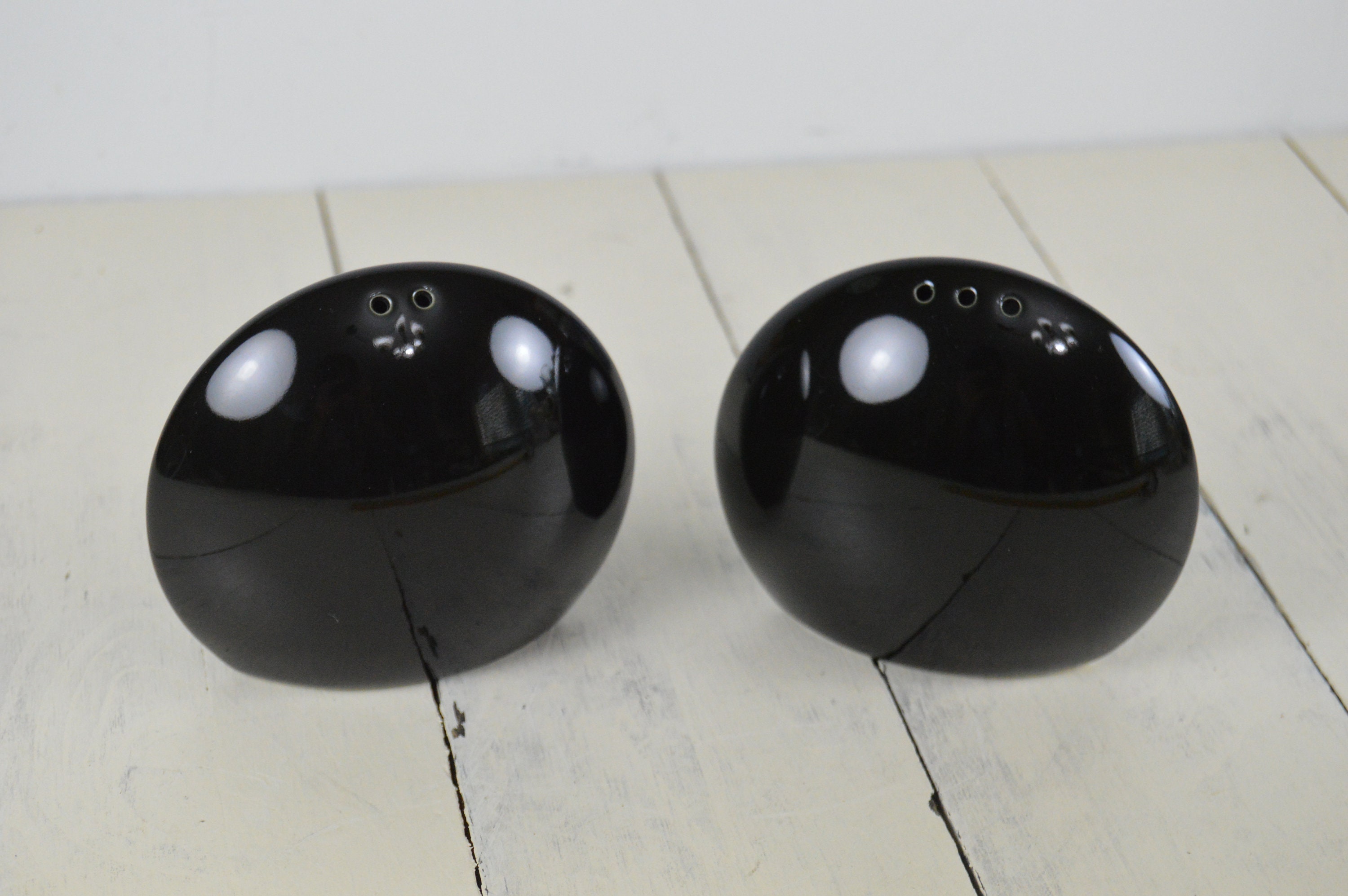 Round Flat Narrow Disc 3.25 Shiny Glossy Black 2/3 Holes Mikasa SIMPLICITY BLACK Salt and Pepper Shaker Set