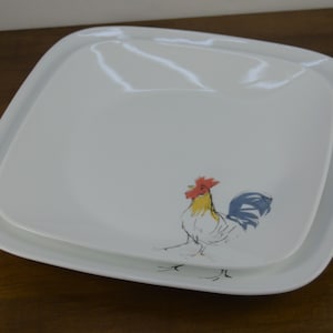 Set of 2 Corelle COUNTRY DAWN Square Plates, 1) 10 3/8&quot; Dinner, 1) 9&quot; Luncheon, White with Colorful Rooster in Corner, Used