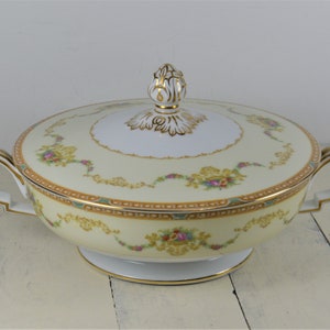 Noritake RENTON Round Covered Vegetable Dish with Lid, Handles, White Pale Yellow Urns Flowers, Gold Trim, 3909 Japan