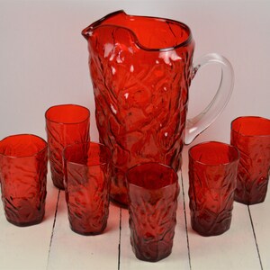 7 Pc Set Seneca DRIFTWOOD RED, 1) 64 oz Pitcher 9&quot;, 6) 6 oz Juice Glasses 4&quot;, Textured Crinkle Glass, Ruby Red, Applied Clear Glass Handle