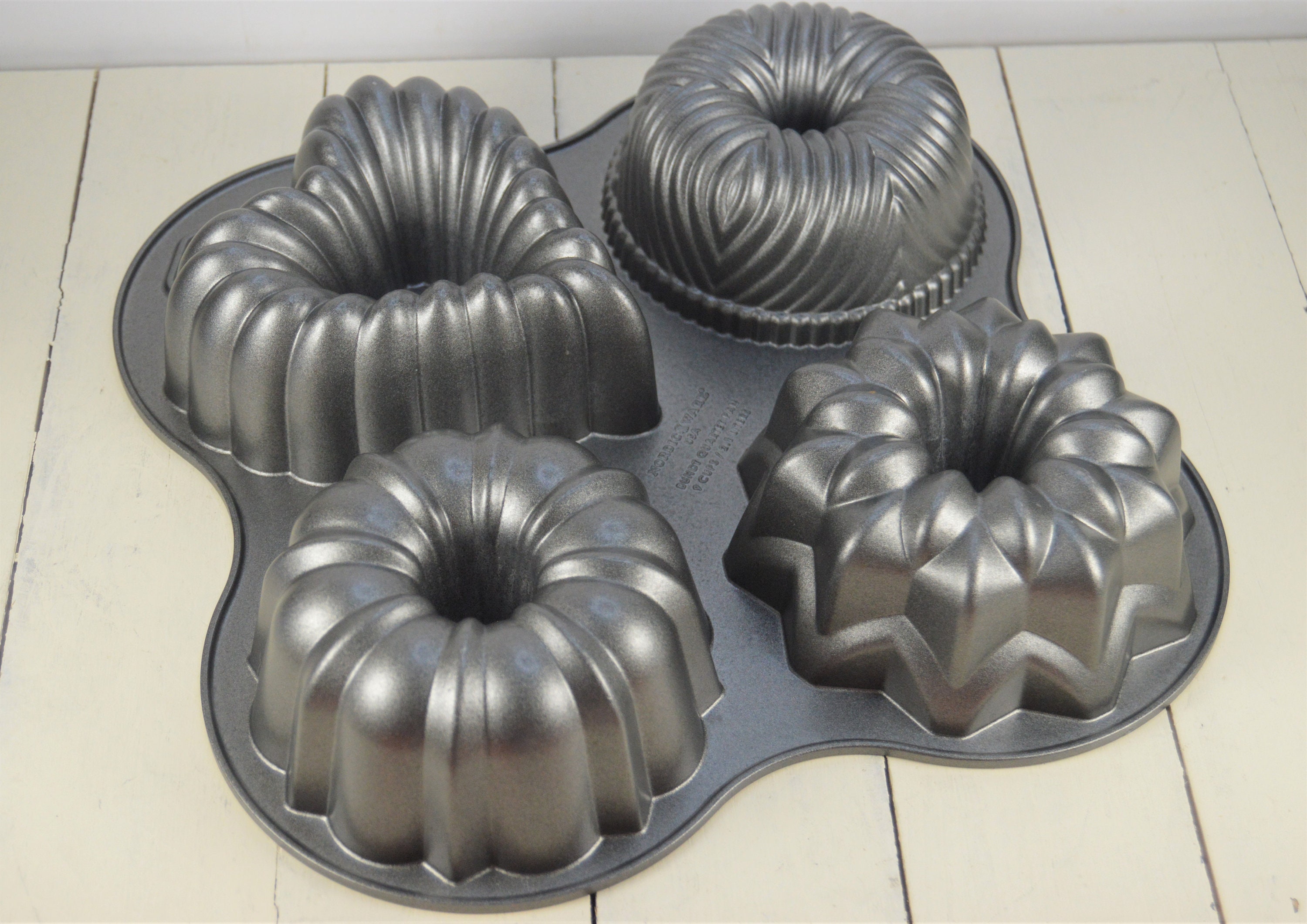 Nordic Ware Nonstick Cast Aluminum Anniversary Bundt® Pan