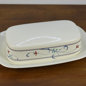 Mikasa ANNETTE 1/4 lb Covered Butter Dish, White with Red Flowers Blue Scrolls, Intaglio CAC20, Used