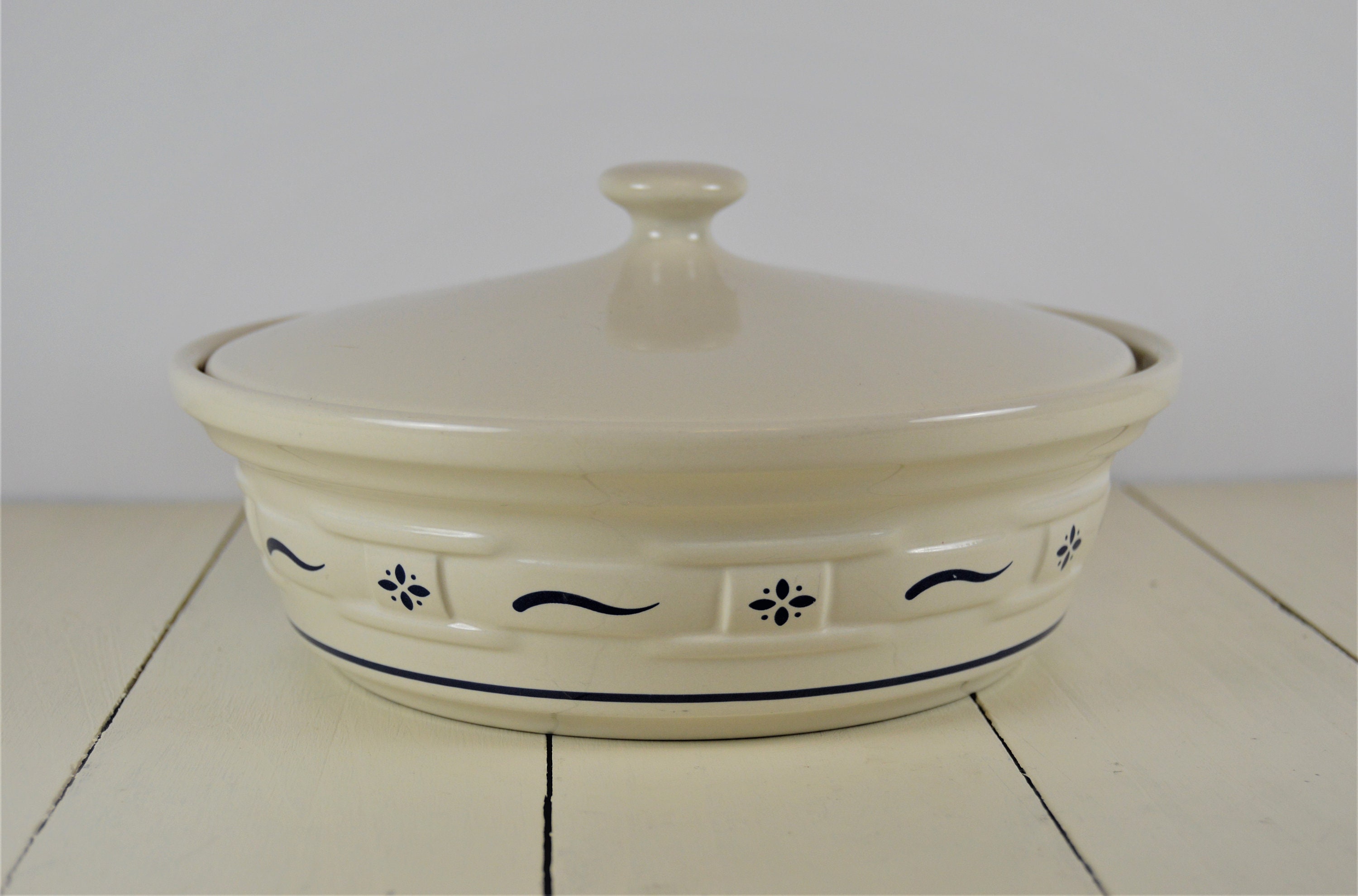 Hidden Valley pottery tureen/casserole dish. Hidden Valley pottery tureen/casserole dish.