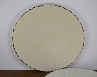 Juego de 2 platos llanos Lenox WEATHERLY de 26 cm, color marfil con detalles platino y borde festoneado con espirales. Fabricados en EE. UU.