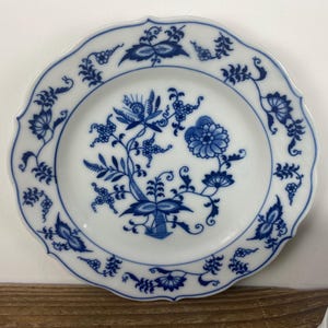 Set of 9 BLUE DANUBE 6.75&quot; Bread and Butter Plates, Blue Onion Pattern, Scalloped, Made in Japan, White with Blue Floral, Used