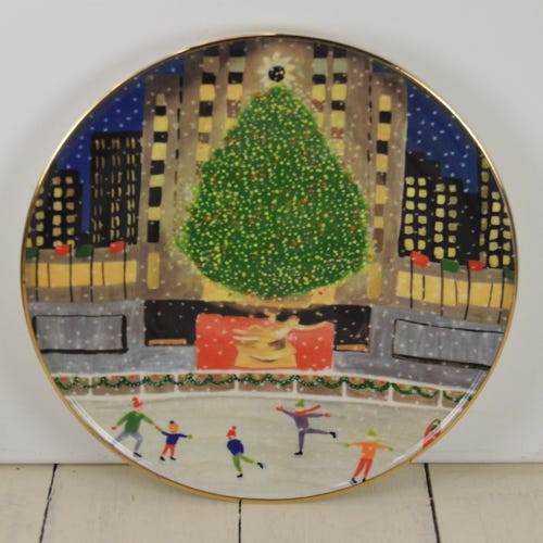 Anthropologie a NEW YORK HOLIDAY 8,25 pouces assiette, scène des fêtes de Noël du Rockefeller Center, patinage dans les arbres, New York, bord doré