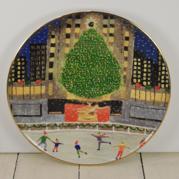 Anthropologie a NEW YORK HOLIDAY 8,25 pouces assiette, scène des fêtes de Noël du Rockefeller Center, patinage dans les arbres, New York, bord doré