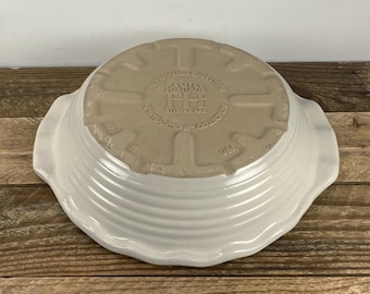 The Pampered Chef VANILLA 9" Pie Plate, New Traditions Collection, Stoneware Cream Glaze, Fluted Ribbon Edge Rim, USA, Used