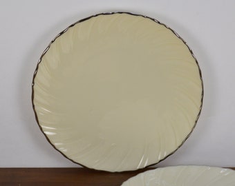 Juego de 2 platos para ensalada Lenox WEATHERLY de 19 cm, color marfil con detalles platino y borde festoneado con espirales. Fabricado en EE. UU.