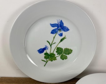 Set of 4 Martha Stewart SKYLANDS BOTANIC 8" Salad Plates, White with Blue Columbine Flowers, Fresh Spring Cottage, Botanical Print