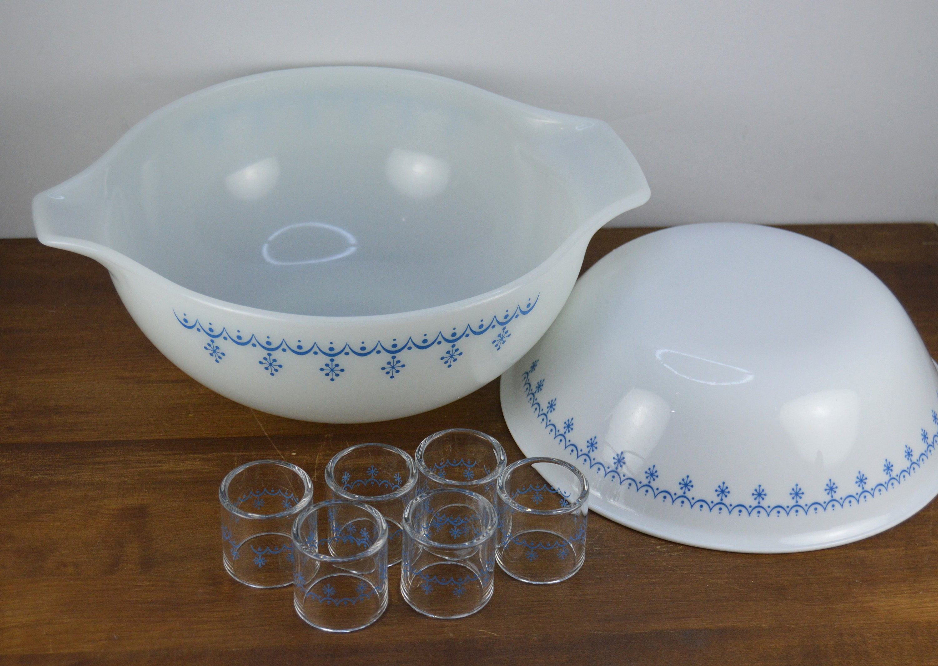 Pyrex Bowl Snowflake (TRE) #443 Pyrex Bowl Snowflake (TRE) #443